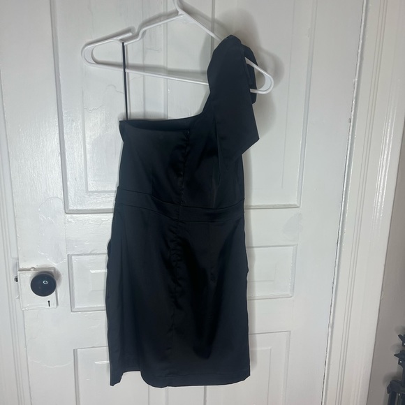 Vero Moda one-shoulder dress with beautiful bow detailing - Picture 3 of 4